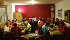 <strong>Repas raclette</strong><br />24 randonneurs se retrouvent à table après une rando nocturne en raquettes autour du gîte des Rimets Repas raclette