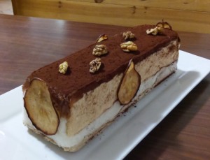 Buche du réveillon 2016- Biscuit Dacquoise, sorbet poires Williams et glace aux marrons, le tout fait maison.