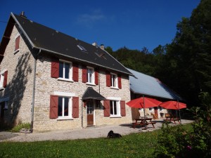 la façade- en pierres sèches avec ses volets en bois peints