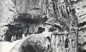 Vercors, Route du vertige- Transport des grumes sur la route des Grands Goulets