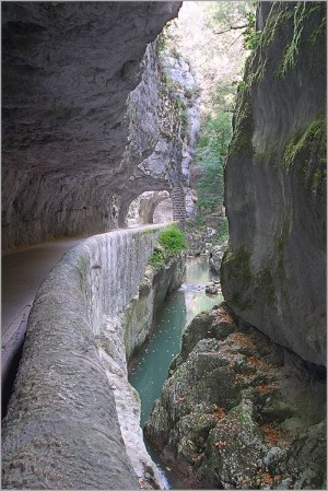 Vercors, Route du vertige- La Vernaison qui s'écoule par les grands Goulets