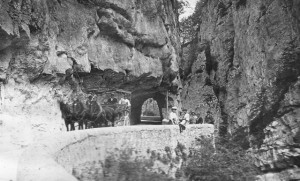 Vercors, Route du vertige- Touristes dans les Grands Goulets