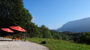 Le gîte des Rimets- La terrasse avec vue panoramique de la Balme de Rencurel au col de Romeyère