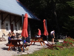 Début de matinée- Réveil en douceur pour certains avec le petit déjeuner en terrasse, préparation des vtt pour les sportifs