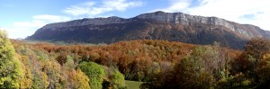 Vue panoramique depuis le gîte- Le vallon de Rencurel et les rochers de Gonson parés des couleurs chatoyantes de l'automne