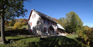 Le gîte des Rimets- entouré de forêts aux belles couleurs automnales