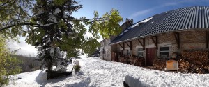 Le gîte des rimets sous les premières neiges- Encore un peu de bois et on sera paré pour affronter l'hiver