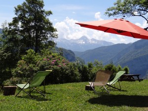 La terrasse du gîte- Après votre journée de randonnée, farniente dans les transats, la chaise suspendue ou le hamac.A vous de choisir !